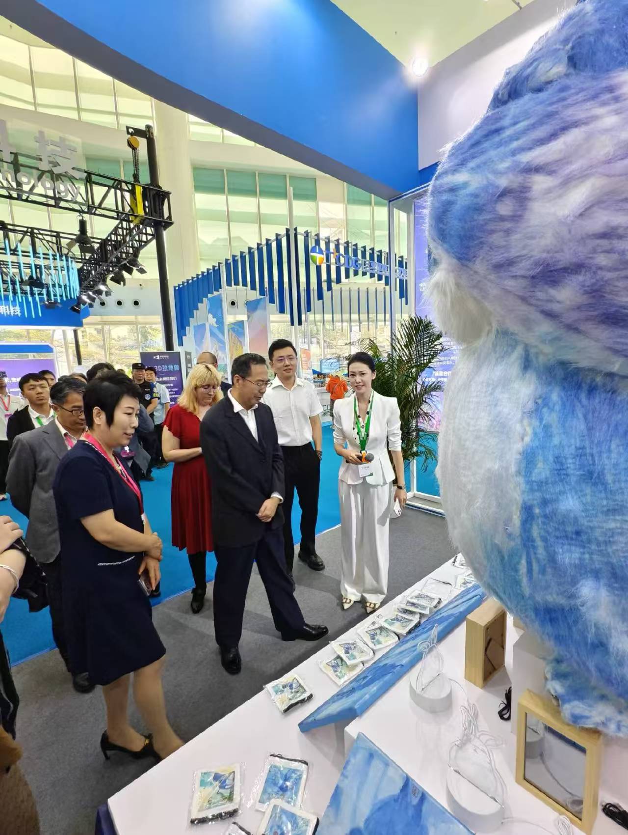随同省级领导一行出席国际文化博览会